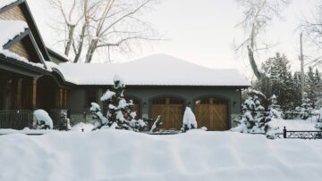Hus på vintern med snö på