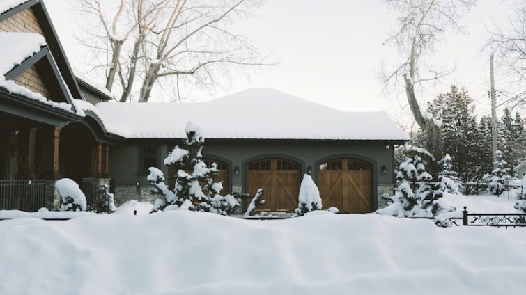 Hus på vintern med snö på