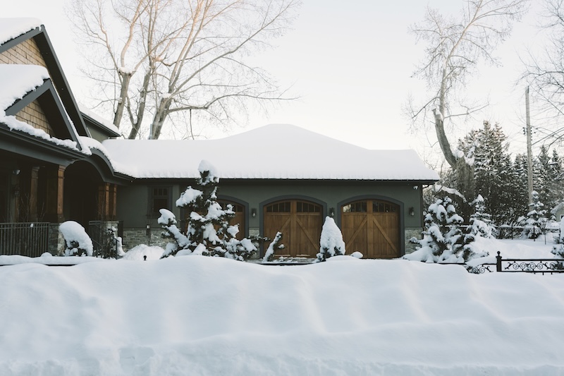 Hus på vintern med snö på